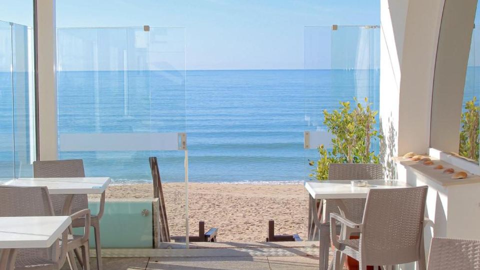 Golden Beach Guest House & Rooftop Bar