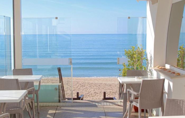 Golden Beach Guest House & Rooftop Bar