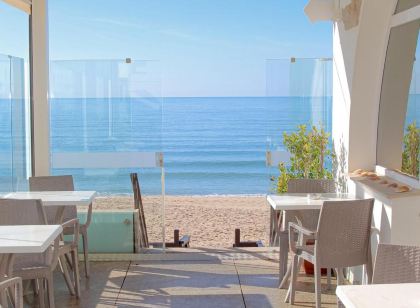 Golden Beach Guest House & Rooftop Bar