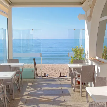 Golden Beach Guest House & Rooftop Bar