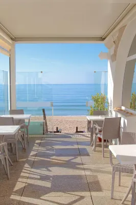 Golden Beach Guest House & Rooftop Bar - Wifi