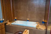 The Luxton Cirebon Hotel and Convention - Hot Tub