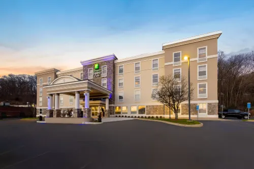 Holiday Inn Express & Suites DANBURY - I-84 by IHG - parking