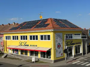 La Luna Premium Deluxe Apartment with Free Jacuzzi, Bikes & Covered Parking