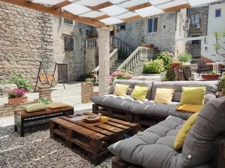 Guest House Klaudija Отели рядом с достопримечательностью «Central Square in Trogir»