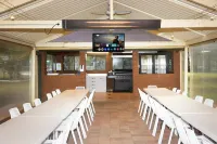 Greenacres Motel - parking