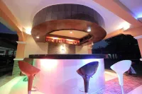 The Waterfront Beach Resort - بار