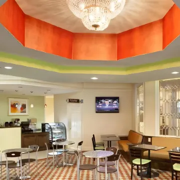 DoubleTree by Hilton Hotel Fayetteville