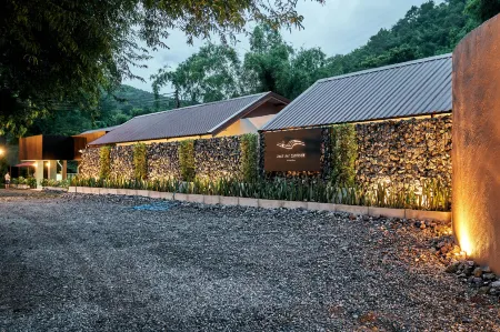 Baan Rai Santisuk Отели рядом с достопримечательностью «Wat Huai Poon»