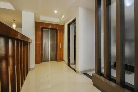 RedDoorz Plus Near Galaxy Bekasi Отели в г. West Bekasi