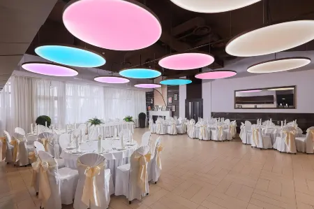 Best Western Kaluga (Бест Вестерн Калуга) Отели рядом с достопримечательностью «Памятник жертвам политических репрессий»