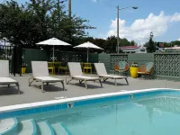 Colony House Motor Lodge - Swimmingpools