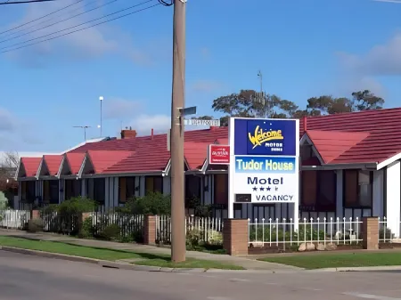 Shepparton Motor Inn Tudor House Motel Отели в г. Шеппартон