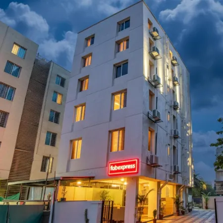 FabHotel Marvel Bliss Отели рядом с достопримечательностью «Торговый центр Inorbit»