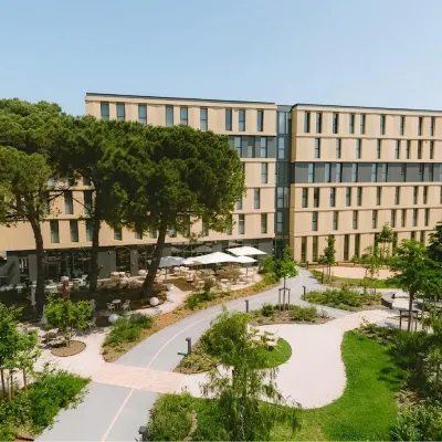 Bikube Montpellier Отели рядом с достопримечательностью «Префектура»