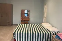 Studio Sleeps 2 with Free Parking - balcony