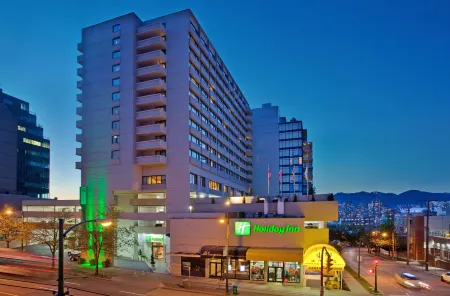 Holiday Inn Vancouver-Centre Broadway Отели рядом с достопримечательностью «Maple Tree Square»