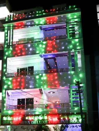 Sri Priya Lodge Отели рядом с достопримечательностью «HOGENAKKAL FALLS BOATMAN THIRUMALAI»