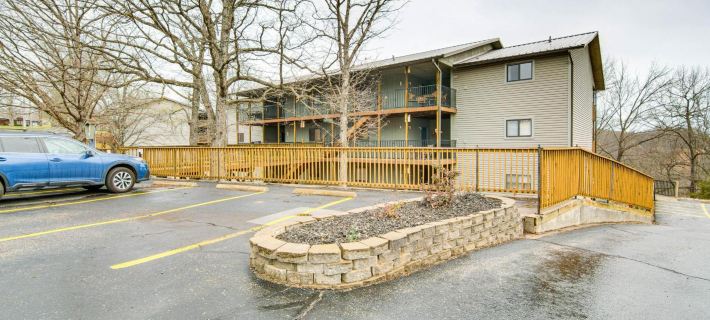 Family-Friendly Condo 1 Mi to Silver Dollar City! Ξενοδοχεία στην πόλη Stone County