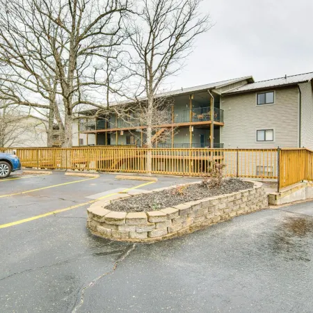 Family-Friendly Condo 1 Mi to Silver Dollar City!