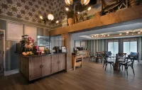 Holiday Pavilion Resort on the Boardwalk - بار