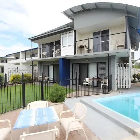 Shoredrive Motel Отели рядом с достопримечательностью «The Strand Beach»