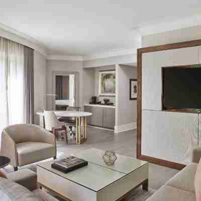 Hotel Crescent Court Rooms