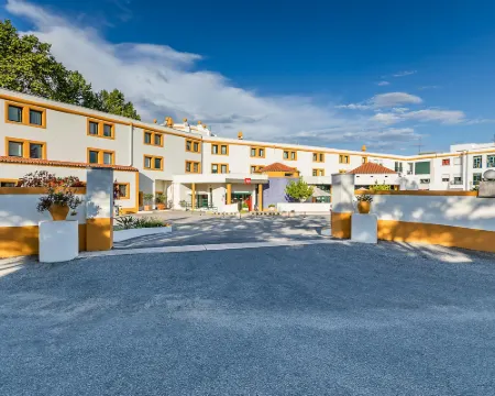 Ibis Évora โรงแรมในแอวูรา