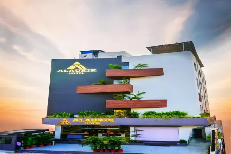 Alaukik Hotel Отели в г. Ахмеднагар