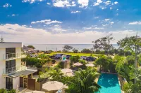 Bayview Beachfront Apartments, in Town Right on the Beach - Park Yeri