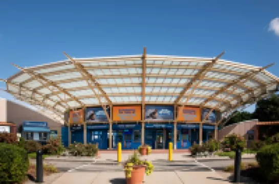 รามาดา บาย วินด์แฮม โกรตัน/มิสติก โรงแรมในโกรตอน