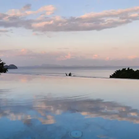 Sis and Sea Villa