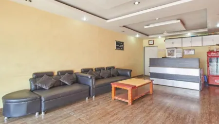 Hotel Sai Niwas Отели рядом с достопримечательностью «Карла Кейвс»