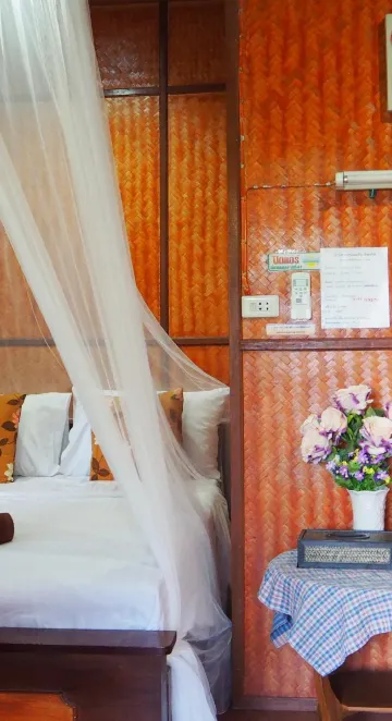 ห้องมาตรฐานเตียงใหญ่พร้อมระเบียงและวิวสวน