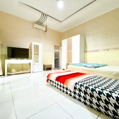 Homey Guesthouse Near SBY Zoo Syariah Hotels in Wonokromo