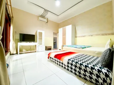 Homey Guesthouse Near SBY Zoo Syariah Hotels in Darmo