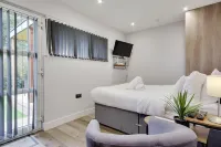 Little Paddock Lodges - 2-Star