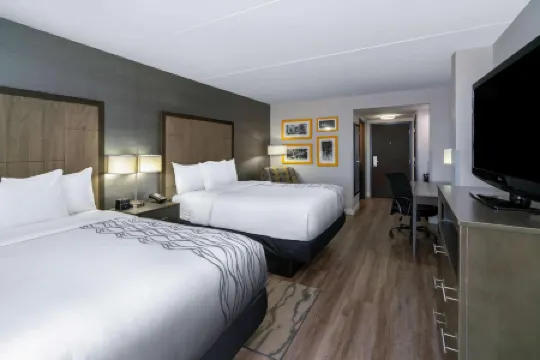 La Quinta Inn & Suites by Wyndham Raleigh Downtown North