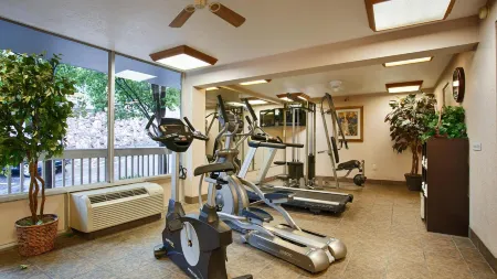 Best Western Plus Landing View Inn  Suites Отели рядом с достопримечательностью «The SKY Deck at Parakeet Pete's Waterfront Zipline»