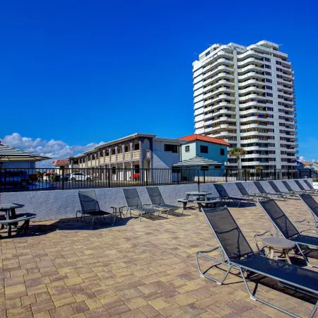 La Bella Oceanfront Inn - Daytona Отели рядом с достопримечательностью «Аквапарк Дейтона-Лагун»