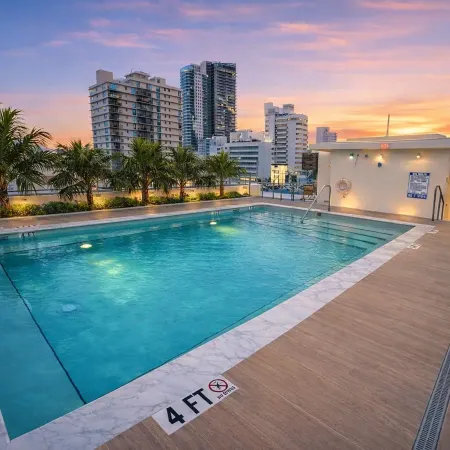 Dolce by Wyndham Miami Beach Отели рядом с достопримечательностью «Памятник жертвам Холокоста»
