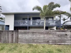 Jj's Holiday House