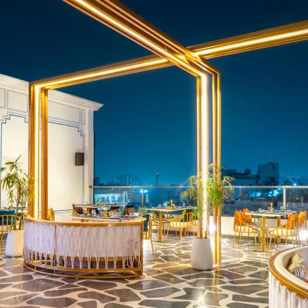 The LIV Hotel Jaipur - A City Center Boutique Hotel & Experiential Hub Отели рядом с достопримечательностью «Музей Альберт-Холл»
