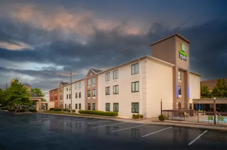 Holiday Inn Express Clayton (SE Raleigh) Отели рядом с достопримечательностью «Клейтон DC»