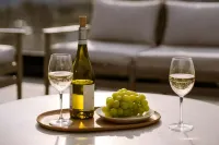 The Dutch Hotel Long Island City, Sonder