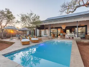 Safari Moon Luxury Bush Lodge