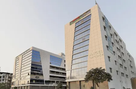 Hotel the Grand Radhey Отели в г. Ананд