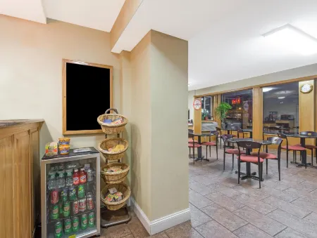 Howard Johnson by Wyndham Hartford South – Rocky Hill Отели рядом с достопримечательностью «RHHS Soccer Field»