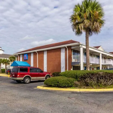 Motel 6 Brunswick, GA Отели в г. Док Джанкшен