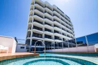 Bayview Tower - Pools